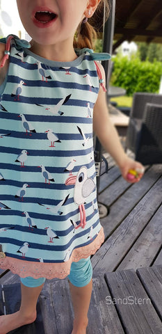 Jersey "Möwenliebe", kombiniert mit dem Jersey "Flöckchen", sowie dem Falzgummiband "Taima", Blütenborte "Clara" genäht wurde Book - "Freches Früchtchen" von Bina Bambina - Shirt/Top/Kleid mit Schleifen mit Appli "Möwe" vom "Seebären Ole" von Frau Fadenschein - "Frecher Hüpfer" - Leggings - Freebook "Haarband DIY" - Nähen für Kinder - Mädchen - Sommer - Rüschen - Applikation - Glückpunkt.