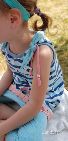 Jersey "Möwenliebe", kombiniert mit dem Jersey "Flöckchen", sowie dem Falzgummiband "Taima", Blütenborte "Clara" genäht wurde Book - "Freches Früchtchen" von Bina Bambina - Shirt/Top/Kleid mit Schleifen mit Appli "Möwe" vom "Seebären Ole" von Frau Fadenschein - "Frecher Hüpfer" - Leggings - Freebook "Haarband DIY" - Nähen für Kinder - Mädchen - Sommer - Rüschen - Applikation - Glückpunkt.