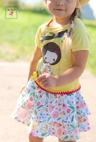 Slub-Jersey "Flower Garden" kombiniert mit Jersey "Daydream", sowie Bommelborte "Mini Pompom" Bommel genäht wurde das eBook - "Gemma" - Volantkleid  - Bina Bambina - Kleid - Drehkleid - Sommerkleid - kombiniert mit der Applikation "Mimi auf der Schaukel" von Frau Fadenschein - Nähen/Applizieren für Kinder - Mädchen - Sommer - Stoff & Schnitt - Glückpunkt.