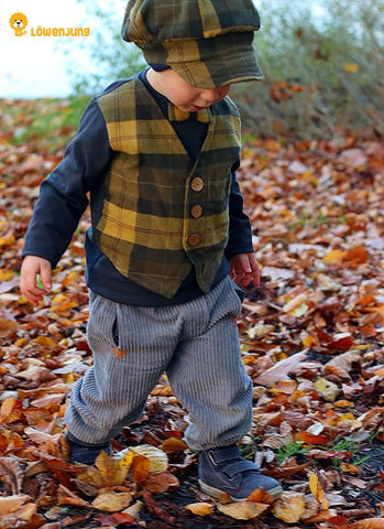 eBook - Nähen - Kinder/Jungen - Bunte Nähigkeiten - Hier kommt dein kleiner Gentleman!  Das Shirt mit integrierter Fake-Weste und vielen Details wie Manschetten, Kragen und Fliege kann mit langen oder kurzen Ärmeln genäht werden.  Damit ist es perfekt für alle festlichen Anlässe wie Weihnachten, Hochzeit uvm. geeignet. Das Shirt ist sehr bequem und locker geschnitten. Die vielen Details können auch weggelassen werden, so dass du ein einfaches Shirt daraus nähen kannst. - Glückpunkt.