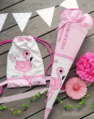 Baumwolle "Pretty Hearts", sowie Kordel "Nanni" & Klöppelspitze "XXL" kombiniert mit der Applikationsvorlage "Flamingo" - TiLu Design - Appli - genäht wurde ein Schulstarter-Set bestehend aus Schultüte & Turnbeutel - Schulanfänger - Einschulung - Schnitt & Stoff - Glückpunkt.