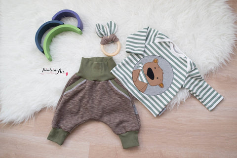 Jersey "White Stripes", sowie Jersey "Daydream" genäht wurde das eBook "Babyset" von Lybstes." Babyhose - Babyshirt kombiniert mit der Applikationsvorlage "Emil mit Halstuch Bär" von Stuff-Deluxe - Nähen/Applizieren für Kinder/Jungen - Baby/Babyjunge - Stoff & Schnitt - Glückpunkt.