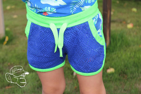 Jersey - "Tuccan Dreams - Ocean Blue", Funktions-Jersey - Active Wear - "Pünktchen" - Bündchen "Neon Luna" - eBook - "AnniNanni Sommerjunge" - Shirt - AnniNanni, sowie kurze Hose "Shortylegs" Sara & Julez - Shorts - Sommerhose/Sommershirt - Sporthose - Sportsachen - Sportshirt - Sport - Sommer - Nähen für Kinder/Jungen - Plott - Summer Vibes - Stoff & Schnitt/Schnittmuster -Glückpunkt.