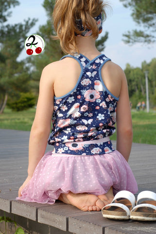 Jersey "Birds in Paradise" kombiniert mit Softtüll/Tüll/Brauttüll "Ballerina Dots", sowie Gummiband "Glitzer" und Falzgummiband "Glitzer" genäht wurde das eBook - "Camisia Circumitio" - Kleid/Top/Rock - Elfriede und Fridolin - Nähen für Kinder/Mädchen - Drehkleid - Tellerrock - Tüll - Sommerkleid - Stoff & Schnitt - Glückpunkt.