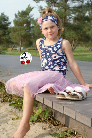 Jersey "Birds in Paradise" kombiniert mit Softtüll/Tüll/Brauttüll "Ballerina Dots", sowie Gummiband "Glitzer" und Falzgummiband "Glitzer" genäht wurde das eBook - "Camisia Circumitio" - Kleid/Top/Rock - Elfriede und Fridolin - Nähen für Kinder/Mädchen - Drehkleid - Tellerrock - Tüll - Sommerkleid - Stoff & Schnitt - Glückpunkt.