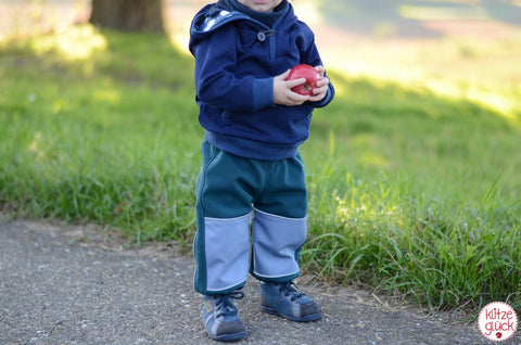 Sweat "Brillant" kombiniert mit Strickbündchen "Luna" & Jersey "Fanti" und Softshell "uni", sowie "Safety-Artikel" (Sicherheit für Deine Kinder) - Reflektor/reflektierend genäht wurde ein Pulli/Hoodie/Shirt "Küstenkind" von Lumali - eBook, sowie eine "Buddelbüx" - Hose/Softshellhose - Nähen für Kinder/Jungen - Schnittmuster - Regenhose - Herbst/Winter - Stoff & Schnitt - Glückpunkt.