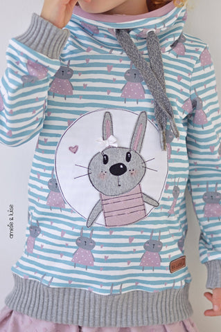 French Terry "Bunny Hearts" kombiniert mit dem Jersey "Minky Dots", sowie Ripp-Jersey "Autumn Star" und Hoodieband "Two Colored" genäht wurde eBook - "Casual Sweater" von Schneiderline - Pulli/Pullover/Hoodie mit Schulterpasse, Kragen oder Kapuze & Bauchtasche, sowie Freebook/Tutorial "Kaufshirts aufwerten" und Applikationsvorlage/Plotterdatei "Bunnylove Button" von Stuff-Deluxe - Applizieren/Nähen/Plotten für Kinder - Mädchen - Appli - Rock - Stoff & Schnitt - Glückpunkt.