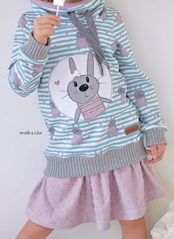 French Terry "Bunny Hearts" kombiniert mit dem Jersey "Minky Dots", sowie Ripp-Jersey "Autumn Star" und Hoodieband "Two Colored" genäht wurde eBook - "Casual Sweater" von Schneiderline - Pulli/Pullover/Hoodie mit Schulterpasse, Kragen oder Kapuze & Bauchtasche, sowie Freebook/Tutorial "Kaufshirts aufwerten" und Applikationsvorlage/Plotterdatei "Bunnylove Button" von Stuff-Deluxe - Applizieren/Nähen/Plotten für Kinder - Mädchen - Appli - Rock - Stoff & Schnitt - Glückpunkt.