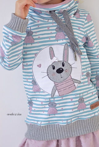 French Terry "Bunny Hearts" kombiniert mit dem Jersey "Minky Dots", sowie Ripp-Jersey "Autumn Star" und Hoodieband "Two Colored" genäht wurde eBook - "Casual Sweater" von Schneiderline - Pulli/Pullover/Hoodie mit Schulterpasse, Kragen oder Kapuze & Bauchtasche, sowie Freebook/Tutorial "Kaufshirts aufwerten" und Applikationsvorlage/Plotterdatei "Bunnylove Button" von Stuff-Deluxe - Applizieren/Nähen/Plotten für Kinder - Mädchen - Appli - Rock - Stoff & Schnitt - Glückpunkt.