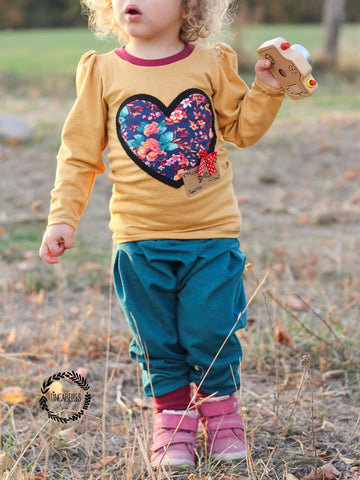 Jeans-Jersey "Denim", Jersey "Daydream", Sweat "Little Florine" genäht wurde das eBook - "Linus" - Hose - Mini & Me Patterns, sowie das "Basic Kids" - Rüschen/Falten - Appli - Herz - Nähen für Kinder/Mädchen - Herbst/Winter - Schnitt & Stoff - Glückpunkt