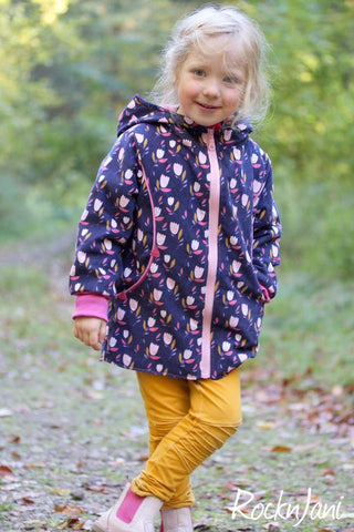 Feincord "Swan Flowers" kombiniert mit Baumwolle "Amelie", Bündchen "Glitzer" und Jeans-Jersey "Denim", sowie Paspelband "Pepe" und Reißverschluss genäht wurde das eBook - "#33 - dein Nuka Kids" - Steppweste/Jacke - Meine Herzenswelt - Nähen für Kinder/Mädchen - Herbst/Winter - Cordjacke - Stoff & Schnitt - Glückpunkt.