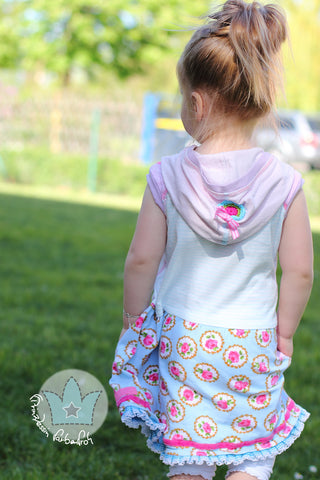 eBook - "Josefina Kids" - Kleid - Jerseykleid - Prinzessin Farbenfroh - Mit dieser Erweiterung kannst du das Herbstkleid Josefina nun auch als luftiges Sommerkleidchen nähen. Du erhältst eine Kapuze, kurze Ärmel und einen luftigen Rockteil mit neuen Taschen. Selbstverständlich kannst du auch nur einzelne Teile der Erweiterung mit dem eBook kombinieren. Um das Add-On Kleid nähen zu können brauchst du das eBook Josefina - Glückpunkt.