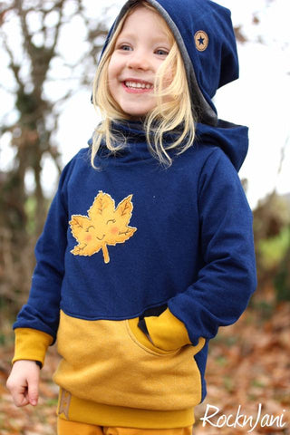 Sweat - "Glitzer-Sweat" - senf, French Terry - Sweat - "Brillant", Strickbündchen - "Luna" - Basic Line genäht wurde das eBook - "Hoody Kids" - Lybstes - Pulli, Pullover mit der Appli/Applikationsvorlage - "Herbstlaub" - Herbst - Blätter - Rabaukentochter, sowie die Hose "Biggi" von Feefee  und die Mütze Käfermütze von Fadenkäfer - Nähen für Kinder/Mädchen - Stoff & Schnitt - Glückpunkt.