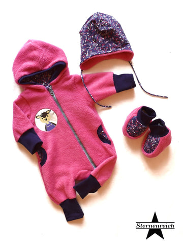 Microfaser-Fleece - "Ice" kombiniert mit dem Jersey - "Knitted" - Strick-Optik, sowie Bündchen/Strickbündchen - "Luna" - Basic Line - Nähen für Babys - Herbst/Winter - Jumper Overall - "Jolly Jumper" - Lybstes, sowie Kombi - Plotterdatei - "Lotti und Mats Rehe" - Stuff-Deluxe - Plott - Plottdatei - Stoff - Glückpunkt. - eBook "Jolly Jumper" von Lybstes. - "Jolly Jumper" Jumpsuit | Gr. 50 - 122 "Jolly Jumper" ist ein Einteiler für Jungs und Mädchen, der als Draußenanzug genauso wie als Schlafanzug oder auch Strampler genäht werden kann. Aus Jersey und Sweat ist es ein toller Kuschelanzug. Aus Softshell oder Walk super für draußen. Und mit den Teilungen lassen sich Stoffe cool kombinieren! Beim  Schnittmuster ist die Nahtzugabe wie immer enthalten.  Das E-Book enthält reich bebilderte Nähanleitungen, die auch für Anfänger geeignet sind: Basicversion (mit Reißverschluss, Kinnschutz, Zwickel, Kapuze mit Bündchen oder einfaches Halsbündchen) Knopfleisten (Knopfleiste mit gefütterter Kapuze, Knopfleiste ohne Kapuze, Knopfleiste mit Beleg) Weitere Anleitungen (Vorderteil geteilt, kurzer Reißverschluss, Strampler ohne Ärmel)   Dem Zip-Ordner liegt eine A0-Datei bei, die im Copyshop oder online ausgedruckt werden kann. So entfällt das Kleben! Wenn ihr den Schnitt gerne in eurem Shop oder auf Märkten verkaufen möchtet, könnt ihr das E-Book auch inkl. der Verkaufslizenz erwerben (hier unter Varianten schauen).