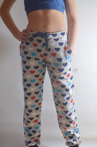 French Terry - "Colorful Hearts" - Herzen kombiniert mit dem Jersey "Basic Love" genäht wurde das eBook - "Sportskanönchen" - Hose - Sporthose/Jogginghose - Jogger - Jogging - Sporthose - Nähen für Kinder - Sport - Sportbekleidung - eBook & Stoff - Herzensbunt Design - Glückpunkt.