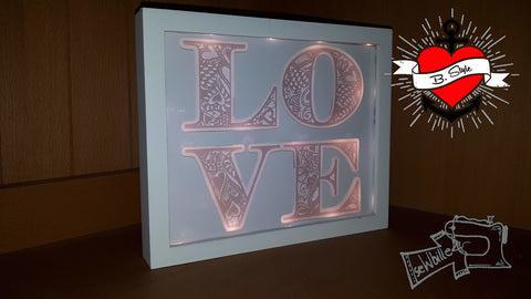 Plotterdatei "Love" B.Style - 1 Einzelmotiv SVG, DXF und PNG - Ein Slogan der zum ein- oder mehrfarbigen plotten geeignet ist - Plotten für Erwachsene - Damen/Herren - Plotter - Plottdatei - Plotterei - Plottmotiv - Valentinstag - Liebeserklärung - Liebesbotschaft - Glückpunkt.