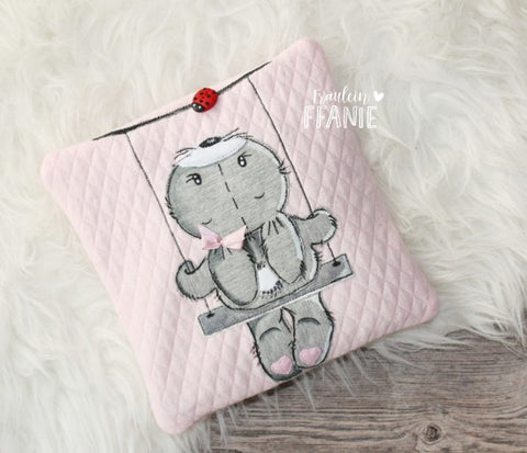 Applikationsvorlage - "Schaukelhasi" - Appli - Applikation für Mädchen - Stuff-Deluxe - Applizieren für Baby/Kinder - Mädchen Stuffdeluxe - Hase/Häschen - Hasi - Schaukelhase - Bunny - Ostern - Schaukel - Frühling/Sommer - Glückpunkt.