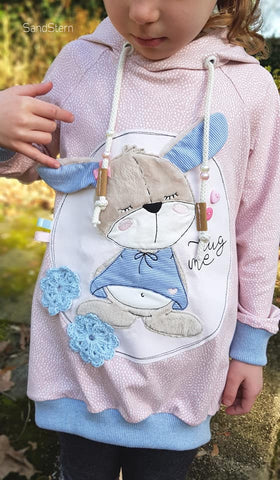 Jersey "Romantic Dotties" genäht wurde ein Hoodie/Pulli/Pullover "Vanja Kids" von meine Herzenswelt mit der Stickdatei - "Frau Mümmel 3D Ohren" - Stuff-Deluxe - Nähen/Sticken für Kinder/Mädchen - Stoff & Schnitt/Schnittmuster - Glückpunkt.