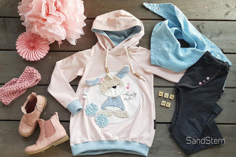 Jersey "Romantic Dotties" genäht wurde ein Hoodie/Pulli/Pullover "Vanja Kids" von meine Herzenswelt mit der Stickdatei - "Frau Mümmel 3D Ohren" - Stuff-Deluxe - Nähen/Sticken für Kinder/Mädchen - Stoff & Schnitt/Schnittmuster - Glückpunkt.