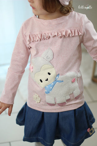 Jersey "Romantic Dotties", Jeans/Chambray "Little Stripes" genäht wurde ein Hoodie/Pulli/Pullover "Paco Kids" von meine Herzenswelt mit der Applikationsvorlage/Appli/Applikation - "Määäh Schäfchen" - Stuff-Deluxe, sowie ein Rock/Faltenrock "Rapunzel" von Firlefanz und ein Haarband nach dem Freebook - "Malu und Milli" - Loop/Stirnband - Mahalu Design - Nähen/Applizieren für Kinder/Mädchen - Stoff & Schnitt/Schnittmuster - Glückpunkt.