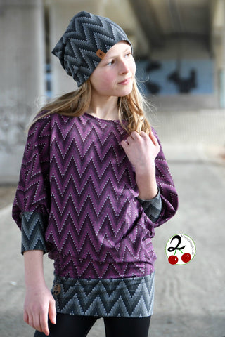 Jersey "Knitted Chevron" genäht wurde eBook "Butterfly Top" von NipNaps. eBook für ein Fledermaus-Shirt. Schnittmuster, Anleitung - Das Butterfly Top ist ein vielfältiger Schnitt, welcher im Frühling luftig leicht aus Jersey und im Herbst warm und kuschelig aus Wollstrick genäht werden kann. Wichtig ist, dass man weich fliessende Stoffe benutzt. Dicker Stoff wie Wintersweat ist meist nicht so geeignet, da es sonst zu steiff wirkt! - Nähen für Kinder/Damen - Frauen/Mädchen - Schnitt/Schnittmuster - Glückpunkt.