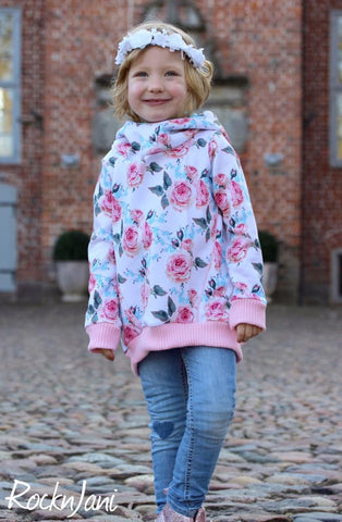 Kuschel-Sweat - "Soft Flowers" - Blumen kombiniert mit Grobstrick-Bündchen "Knit", sowie Jersey-Paspel "Mimo" genäht wurde ein Pull*ee von NipNaps - Nähen Kinder/Mädchen - Pulli/Hoodie - Stoff & Schnitt/Schnittmuster - Glückpunkt.