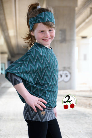 Jersey "Knitted Chevron" genäht wurde eBook "Butterfly Top" von NipNaps. eBook für ein Fledermaus-Shirt. Schnittmuster, Anleitung - Das Butterfly Top ist ein vielfältiger Schnitt, welcher im Frühling luftig leicht aus Jersey und im Herbst warm und kuschelig aus Wollstrick genäht werden kann. Wichtig ist, dass man weich fliessende Stoffe benutzt. Dicker Stoff wie Wintersweat ist meist nicht so geeignet, da es sonst zu steiff wirkt! - Nähen für Kinder/Damen - Frauen/Mädchen - Schnitt/Schnittmuster - Glückpunkt.