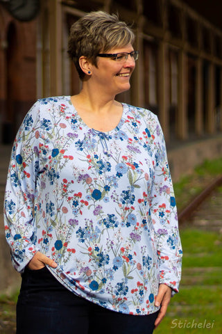 Viscose-Jersey "Spring Garden" genäht wurde eBook "Miss Talia" von MiToSa-Kreativ/Lieblingsnaht. Anleitung, sowie Schnittmuster & A0-Datei -  Sommerbluse/Bluse/Tunika Die "Miss-Talia" ist ein Erwachsenenschnitt für eine Tunika mit verschiedenen Ärmelvarianten (Langarm, Kurzarm, 3/4 Arm, 3/4 Arm mit Bündchen) die du aus Webware sowie elastischen Stoffen nähen kannst. Problemlos als Kleid verlängern. Optional Rücken- sowie Brustabnäher, Nähen für Damen/Frauen Nähanfänger Schnitt - Glückpunkt.