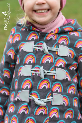 Feincord "Rainbow" kombiniert mit Knebelverschüssen "Duffle" genäht wurde ein Mantel "Louie" von Sara & Julez, Ebooks, Kids, DUFFLE COAT, Jacke, Kinder, Kinderjacke, LOUIE, Nähen, Nähen für Kinder, Winterjacke - Schnittmuster, Stoff - Glückpunkt.