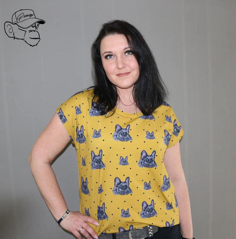 Jersey - "Mustard Eddie" - Hund/Bulldog - eBook Lady Summer von 73Engelchen - ein leicht tailliert und locker fallendes Sommershirt für Damen.   Es hat keine eingesetzten Ärmel und ist somit ganz fix genäht.  Das eBook hält einige Tutorials für dich bereit.  Einen V-Ausschnitt Kleidervariante mit Teilung Kleidervariante mit Tunnelzug - Nähen Damen/Frauen - Stoff & Schnitt - Glückpunkt. 