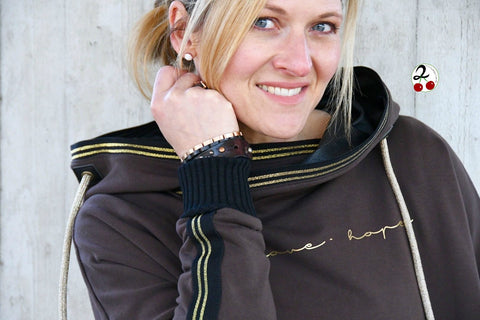 Sweat "Jona", Grobstrick-Bündchen "Knit", Gummiband "Nunu" genäht wurde eBook "Maxima" Elfriede und Fridolin. Oversizedsweater/Oversized-Sweater/Wohlfühlpulli/Kleid. Herbst/Winter - Pulli - Pullover - Nähen für Damen/Frauen - Lässige Bluse - Statementärmel/Statement-Ärmel, die hier in verschiedenen Formen enthalten sind. Streifenteilung, Trompetenärmel oder Bischofsärmel. U-Boot- Ausschnitt - VoKuHiLa-Saum - optionale Kapuze - Add ons wie seitliche Schlitze, Halsbelege, Kragen, Selfmade- Rüschen, Naht- oder aber Kängurutaschen. Größe 34-52 - Glückpunkt.