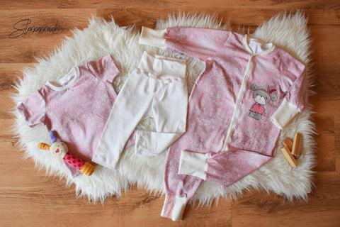 Jersey - "Pastell Flowers", Bündchen "Luna", Spitzenband "Eleganza", Rüschengummi "Marianna" - Plotterdatei "Boho Bärli" Stuff-Deluxe - Plotten/Nähen für Babys - Herbst/Winter - Jumper Overall - "Jolly Jumper" - Lybestes - Stoff - Glückpunkt. - eBook "Jolly Jumper" von Lybstes. - "Jolly Jumper" Jumpsuit | Gr. 50 - 122 "Jolly Jumper" ist ein Einteiler für Jungs und Mädchen, der als Draußenanzug genauso wie als Schlafanzug oder auch Strampler genäht werden kann. Aus Jersey und Sweat ist es ein toller Kuschelanzug. Aus Softshell oder Walk super für draußen. Und mit den Teilungen lassen sich Stoffe cool kombinieren! Beim  Schnittmuster ist die Nahtzugabe wie immer enthalten.  Das E-Book enthält reich bebilderte Nähanleitungen, die auch für Anfänger geeignet sind: Basicversion (mit Reißverschluss, Kinnschutz, Zwickel, Kapuze mit Bündchen oder einfaches Halsbündchen) Knopfleisten (Knopfleiste mit gefütterter Kapuze, Knopfleiste ohne Kapuze, Knopfleiste mit Beleg) Weitere Anleitungen (Vorderteil geteilt, kurzer Reißverschluss, Strampler ohne Ärmel)   Dem Zip-Ordner liegt eine A0-Datei bei, die im Copyshop oder online ausgedruckt werden kann. So entfällt das Kleben! Wenn ihr den Schnitt gerne in eurem Shop oder auf Märkten verkaufen möchtet, könnt ihr das E-Book auch inkl. der Verkaufslizenz erwerben (hier unter Varianten schauen).