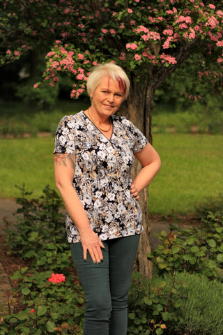 Jersey "Lariena" genäht wurde eBook - Ylva - Damen/Frauen - Nähen - Schnittmuster - Reißverschluss-Shirt - V-Ausschnitt - Mamili1910 - Ylva ist ein Freizeitshirt, das lässig und locker zu tragen ist.   Der Hingucker ist der V-Ausschnitt, welcher mit einem schimmernden Reißverschluss zum absoluten Blickfang wird, ob im Frühling lässig über ein Top oder abends kuschelig auf dem Sofa, im Sommer, beim Strandabend übergeworfen - Glückpunkt.