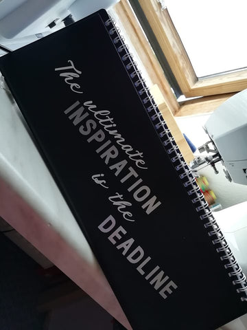 Plotterdatei "Inspiration" B.Style - 1 Einzelmotiv SVG, DXF und PNG - Die ultimative Inspiration ist die Deadline - The ultimate inspiration is the deadline - Plotten für Erwachsene - Damen/Frauen - Spruch/Sprichwort - Plotter - Plottdatei - Plotterei - Plottmotiv - Plott - Glückpunkt.