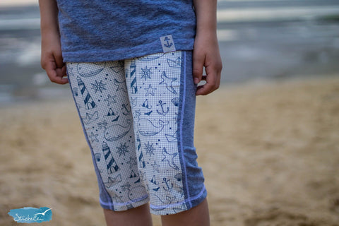 Slub-Jersey - "Linen", Jersey "Geometric Ocean" - eBook - "AnniNanni Sommerjunge" - Shirt - AnniNanni, sowie kurze Hose "Sommerhose" - Shorts - Sommerhose/Sommershirt - Sporthose - Sportsachen - Sportshirt - Sport - Sommer - Nähen für Kinder/Jungen - Stoff & Schnitt/Schnittmuster -Glückpunkt.