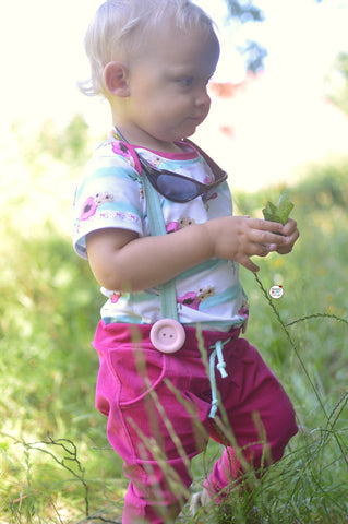 Jersey "Foxy Love" - Panel Eigenproduktion kombiniert mit Stretch-Cord "Cord Jersey" genäht wurde  das eBook - "Farbklex Baby Edition" - Pullover - Herzensbunt Design, sowie das Hose "Little Apple" - Coming soon - Sommeroutfit - Nähen für Baby/Kinder - Mädchen - Frühling/Sommer - Schnittmuster & Stoff - Glückpunkt.