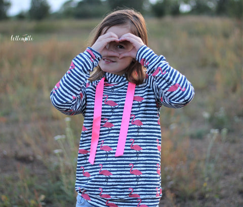 French Terry Flamingos - Noa von Fadenkäfer - Satinband Linea - Raglanpullover Kinder kann in den Größen 74 bis 164 genäht werden.  Noa ist ein Basicschnitt, der deiner Kreativität keine Grenzen setzt. Der Schnitt kann mit Kapuze oder Kragen genäht werden - Raglan - Hoodie - Nähen für Kinder/Mädchen - Neon-Trend - Stoff & Schnitt - Glückpunkt