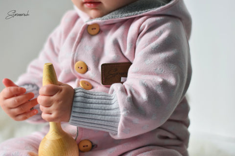 Jacquard-Strick-Jersey "Hearts", Grobstick-Bündchen "Knit", Mützenbommel/Bommel "Fur" genäht wurde ein Jumper/Jumpsuit von Klimperklein - Nähen für Babys/Kinder - Herbst/Winter - Glückpunkt.