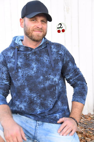 French Terry "Universe" genäht wurde das eBook - "Kuschelwarm Herren" - Pullover - Textilsucht - "Kuschelwarm" ist ein Schnittmuster für einen Herrensweater mit verschiedenen Teilungsnähten und 3 Kragenvarianten.  Du kannst den Sweater als Kapuzenpullover mit gefütterter Kapuze nähen, aber auch mit einem normalen Rundhalsausschnitt oder einem kleinen Kuschelkragen - Nähen für Männer - Stoff & Schnittmuster - Glückpunkt.