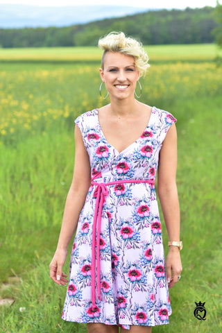 Jersey - "Elegance" - Blumen - Überbreite genäht wurde Das Summer Twist von Schnittherzchen ist ein sommerliches, weibliches Wickelkleid.  Durch die überkreuzten Vorderteile formt es ein schönes Dekolettee.  Du kannst das Summertwist optimal an deine Oberweite anpassen. Ein Figur schmeichelndes Schnittmuster, welches ausschließlich aus dehnbaren Stoffen genäht werden kann.  Es hat zwei Längen vorgegeben, einmal bis Knie und einmal bis Knöchel, als Maxikleid.  Breite Flügelträger - Nähen für Damen/Frauen - Glückpunkt.