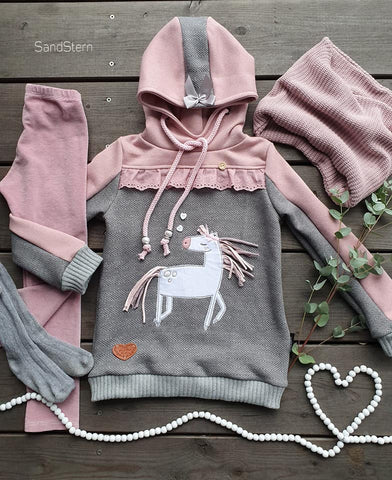 Sweat - "Glitzer-Sweat", Baumwollsweat - "Emma" - Fischgrät, Grobstrick-Bündchen "Knit" genäht wurde ein Hoodie/Pulli/Pullover "Paco Kids" von meine Herzenswelt - Nähen für Kinder/Mädchen - Hoodie/Pulli/Pullover - Stoff & Schnitt/Schnittmuster - Glückpunkt.