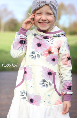 Kuschel-Sweat "Little Aqua Flowers" kombiniert mit Jersey "Basic Love", Strickbündchen "Luna" genäht wurde das Kombi-eBook - "Noah & Nele" - From Heart to Needle - Pulli, Hoodie, Hoodiekleid, Pullikleid, Kleid - Nähen für Kinder - Mädchen oder Junge - Stoff & Schnitt - Glückpunkt.