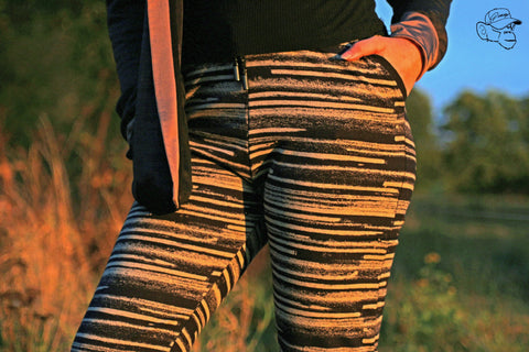 French Terry "Painted Love" genäht wurde "Jogging Teens" von Näh Bärchen ist der große Bruder der "Jogging Little" - eine Jogging Hose für coole Jungs und starke Mädchen. Das besondere Highlight an Jogging Teen ist die Vordere und hintere Teilung sowie der seitliche Steg und eine Paspeltasche. Was Du können solltest und was Du bekommst: Durch die ausführliche und bebilderte Anleitung können auch Nähanfänger ganz unproblematisch eine tolle "Jogging Teen" nähen. Teenager/Teenies - Glückpunkt