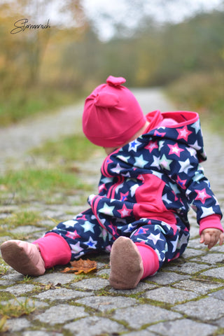 Softshell "Pink Stars", Jeans-Jersey "Grobi", Falzgummi, genäht wurde eBook "Garnelchen" - Mütze - (R)Eingepackt - Overall - From Heart to Needle - Jumper - Jumpsuit - Schlafanzug - Schlafsack - Softshellanzug - Nähen - Herbst/Winter - Baby - Kinder - Schnittmuster - Hallo, ihr Lieben, hier kommt für euch der Anzug #Overall R(Eingepackt): Ein lässiger Anzug für kalte oder wärmere Tage. Folgende Anleitungen sind enthalten: - Basisanleitung Overall mit RV, Beleg und Zipfelkapuze - Anleitung Overall komplett gefüttert mit Knopfleiste - Overall als Schlafanzug - Zusatztutorial Kragen - Glückpunkt.