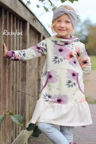 Kuschel-Sweat "Little Aqua Flowers" kombiniert mit Jersey "Basic Love", Strickbündchen "Luna" genäht wurde das Kombi-eBook - "Noah & Nele" - From Heart to Needle - Pulli, Hoodie, Hoodiekleid, Pullikleid, Kleid - Nähen für Kinder - Mädchen oder Junge - Stoff & Schnitt - Glückpunkt.