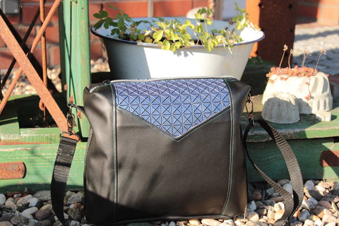 eBook "Tasche Joann" von JaSEWmade - Handmade by Scaryle. Das Schnittmuster zur Tasche Joann ist für fortgeschrittene Anfänger, die schon einmal einen Reißverschluss eingenäht haben, geeignet. Die Tasche verfügt über zwei aufgesetzte Außensteckfächer sowie wahlweise ein Steckfach für Handy etc. Sie ist ein wahres Raumwunder, ohne klobig zu wirken. Schnittmuster - Nähen Taschen & Täschchen - Handtasche - Glückpunkt.