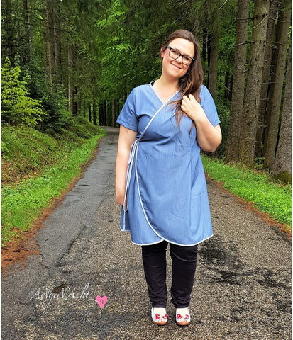 eBook "Uschi" von ManjiPuh - Kleid/Bluse - Wicklekleid/Wickelbluse - Größe: 32 - 50 - Wickelkleid mit A-Linie oder einer Wickelbluse mit Schößchenlook. Neben verschiedenen Ärmelvarianten, hast du außerdem die Möglichkeit, dein Kleid/Bluse mit Kapuze zu nähen, wodurch es eine lässige Optik bekommt. Das Wickelkleid/Bluse wird aus leichten bis mittelschweren Blusenstoffen (Gewebe) genäht - Manji Puh - Nähen für Damen/Frauen - Webware - Webwarenkleid - Sommerkleid - Glückpunkt.