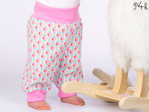 Schnittmuster eBook - Hose Aria - Pattern4Kids - Einfache Hose für Sommer oder Winter geeignet. Drei Modellvarianten!  Modell A: Gemütliche „Mitwachshose“ aus Baumwollstoff mit Strickbündchen am Bund und am Saum. Mit Foto Anleitung!! Für Näheinsteiger geeignet!  Modell B: Gemütliche kurze Hose aus Baumwollstoff mit Strickbündchen am Bund und am Saum.  Modell C: Gemütliche Hose aus Baumwollstoff mit Gummizug am Bund - Glückpunkt.