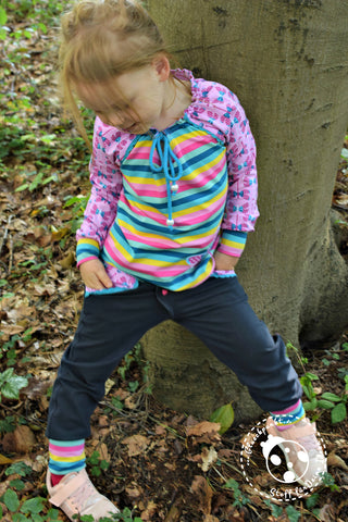 Jersey "Liebe Libelle" - Blaubeerstern kombiniert mit Jersey "Starlight" und Klöppelspitze "Santine", Baumwoll-Kordel "Hanni" & Perlen, sowie Jeans-Jersey "Zoey" genäht wurde Shirt/Top/Kleid "Selma Mini" von Drei eMs, sowie eine Hose "Seya" von Drei eMs - Nähen für den Herbst/Winter - Mädchen - eBook & Stoff - Glückpunkt.