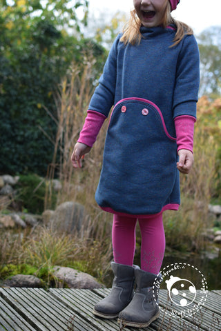 Sweat "Glitzer Muticolor", Bündchen "Glitzer", Bommel "Fur" genäht wurde eBook - lütte Knopfliebe von Lumali - Schnitte mit K(n)opf - Schnittmuster zum Nähen für Kinder - Hoodie/Kleid - For Mami & Me Knopfliebe verstecken sich zwei Schnittmuster, zum einen ein Kleid zum anderen ein unisex Hoodie. Beide mit einer besonderen Tasche. Die Tasche ist in die gerundete Teilung eingearbeitet, so dass sie innen liegt und ganz einfach zu nähen ist. Nähen für Kinder/Mädchen - Beanie/Mütze von Lybstes - Glückpunkt.